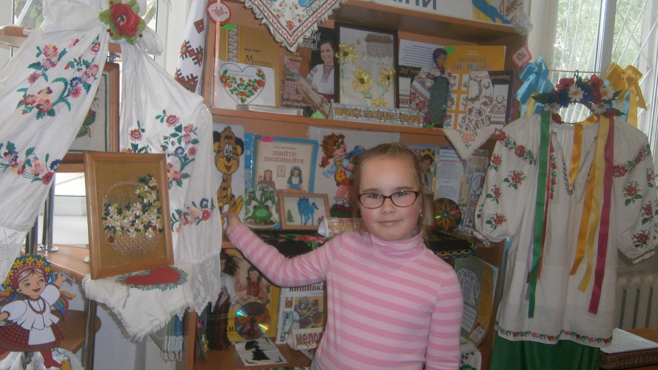 «Українські вишиванки наче райдуги світанки»