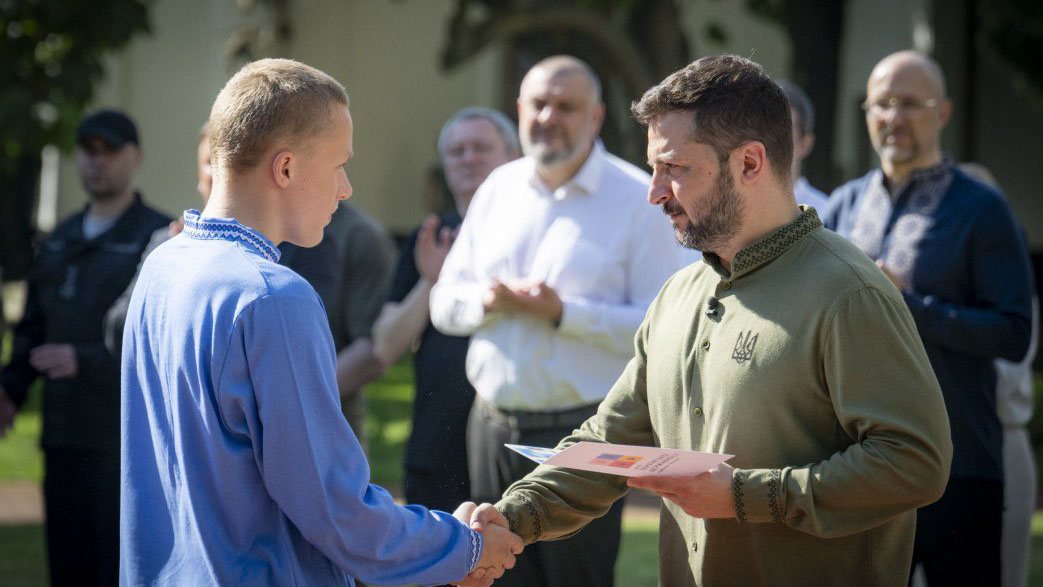 Президент України вручив паспорт юному лубенцю