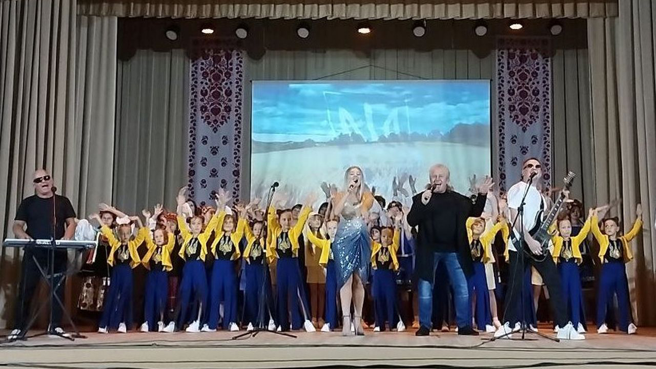 Крилатий вітер розвіває стяг….