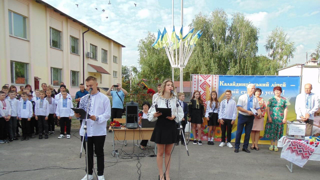 До школи поспішає дітвора