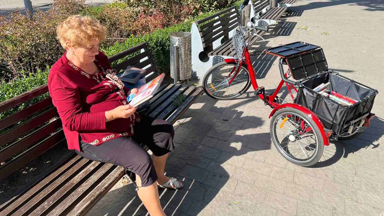 Мобільна бібліотека вулицями міста