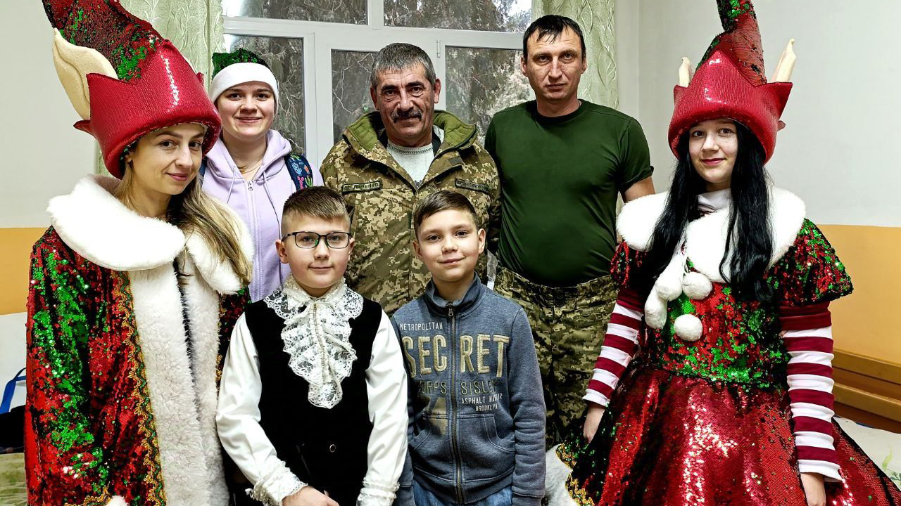 Дитячий колектив "Соняшник" привітав наших героїв з новорічними святами