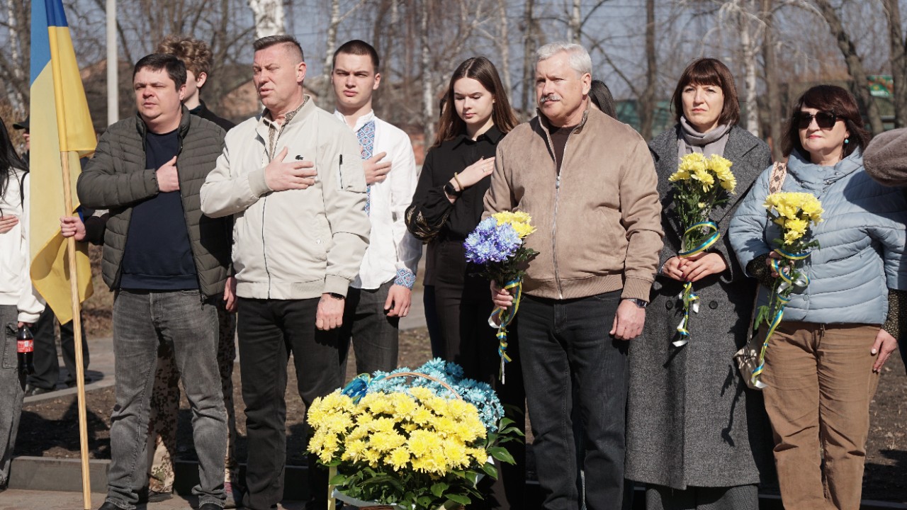 "Ми чуємо тебе, Кобзарю, крізь століття, І голос твій нам душі окриля..."