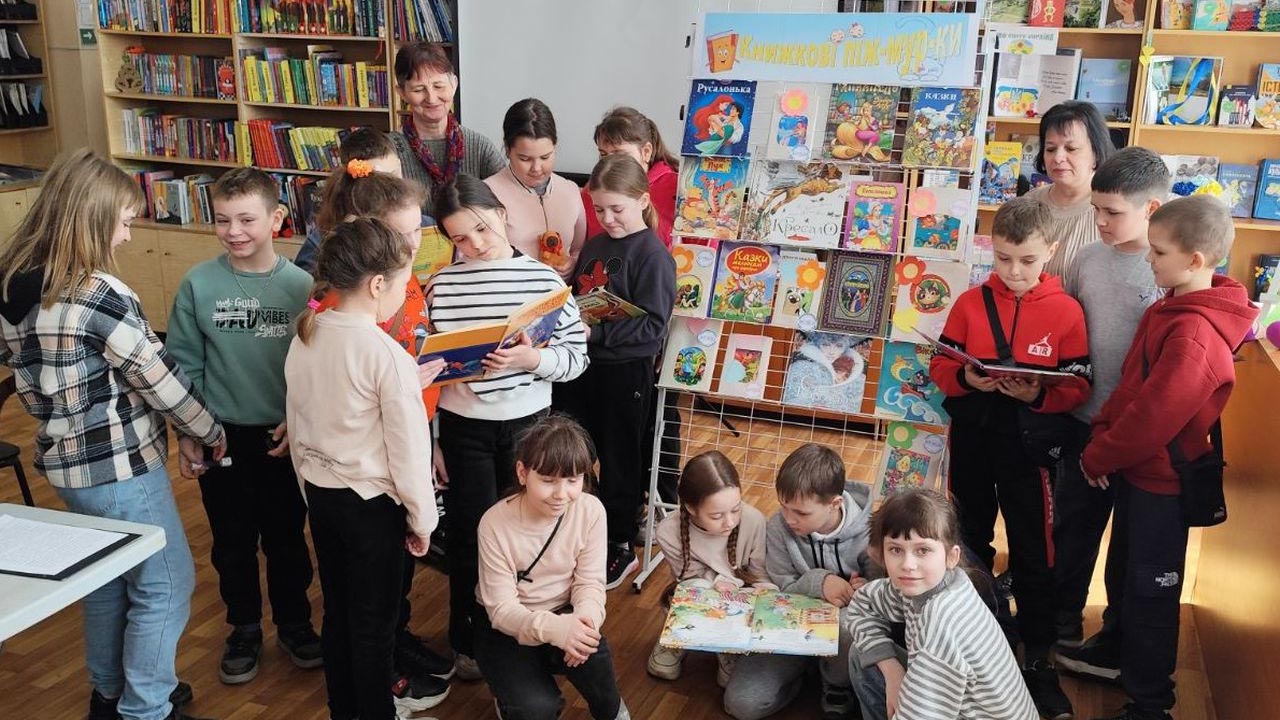 Пiжмурки на казковiй каруселi