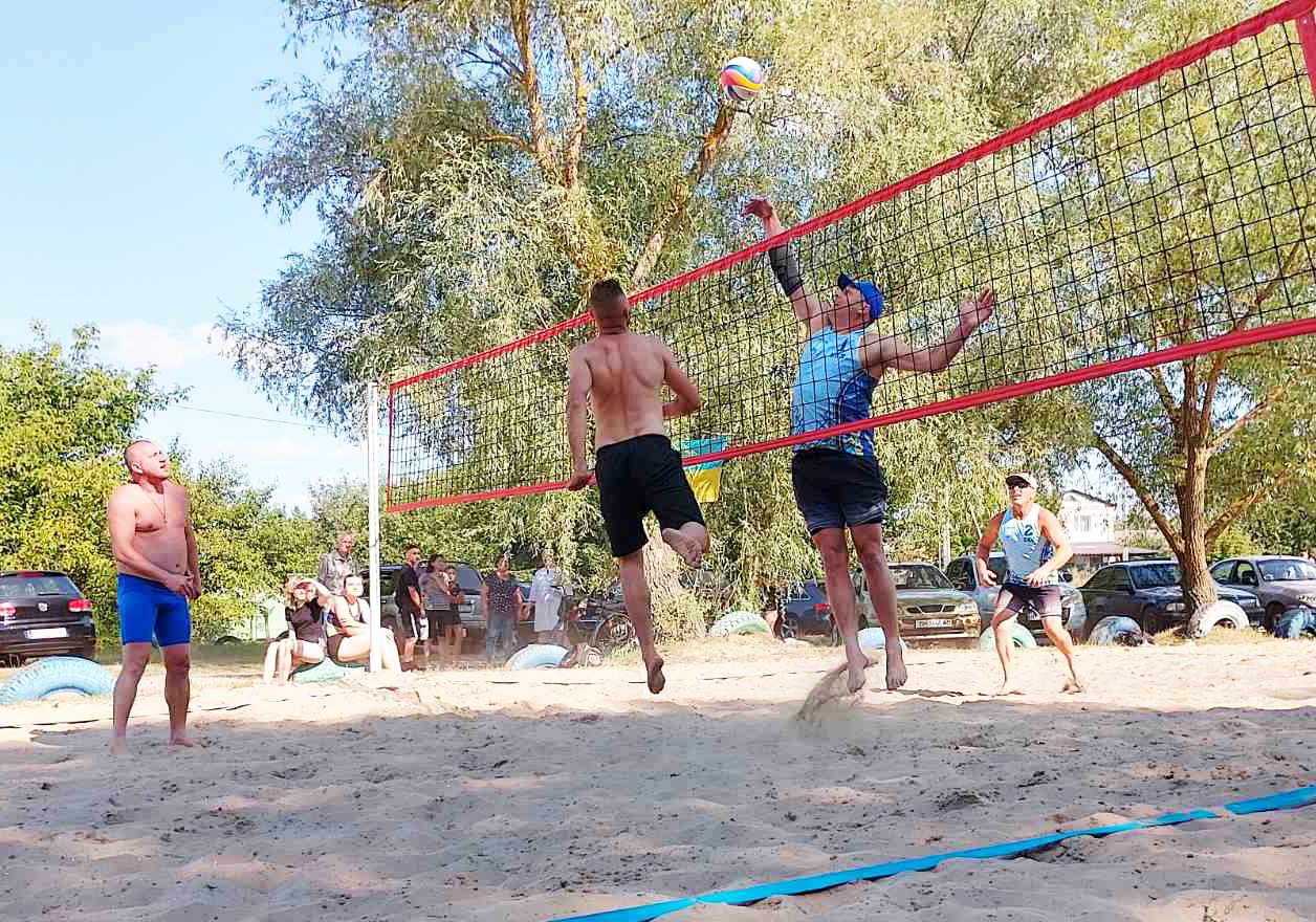 Змагалися любителі пляжного волейболу