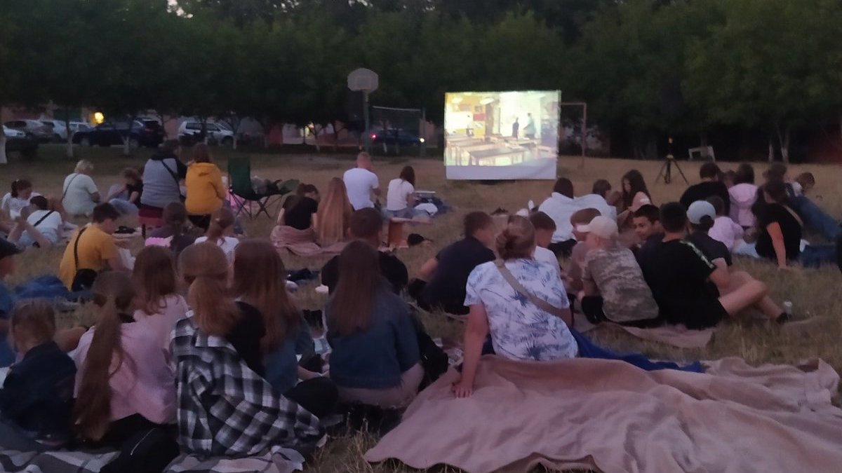 Кінопоказ під зоряним небом