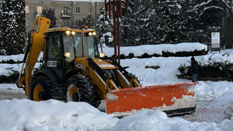 НЕ ЗАЛИШАЙТЕ АВТО НА ДОРОГАХ – НЕ ПЕРЕШКОДЖАЙТЕ РОБОТІ СНІГООЧИСНОЇ ТЕХНІКИ!