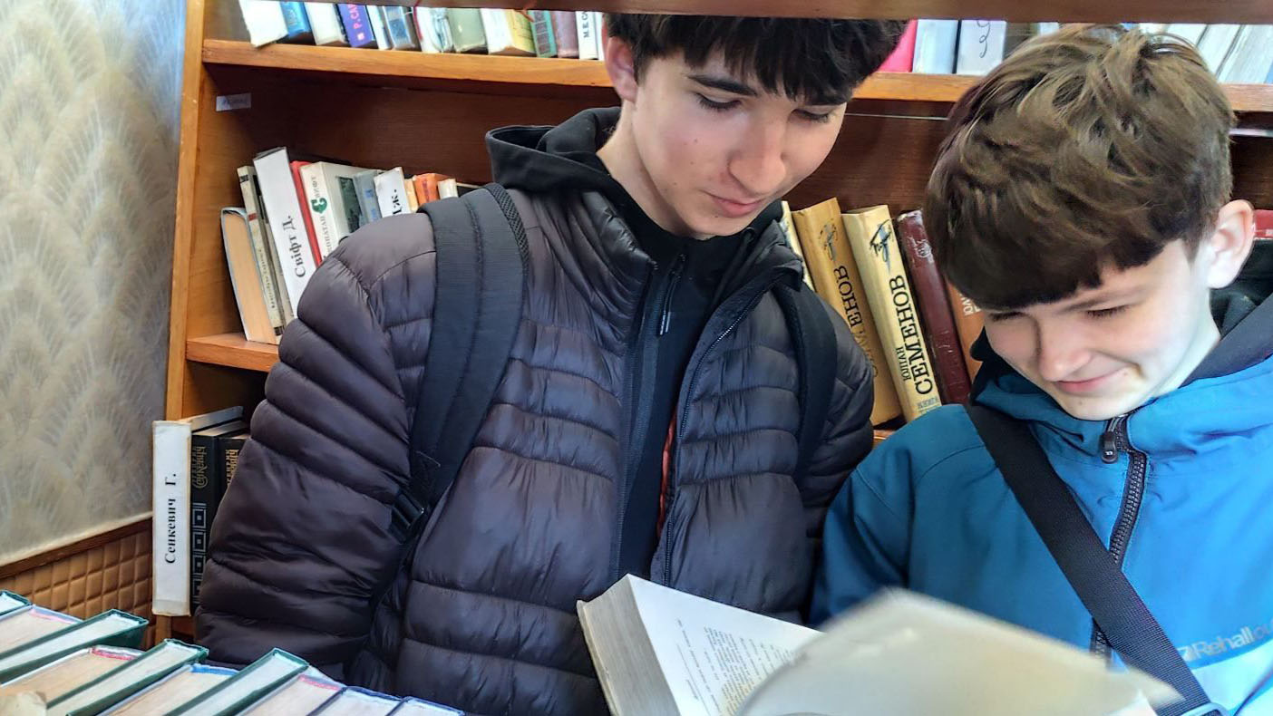 Тінейджери читають. Міркують. Обирають